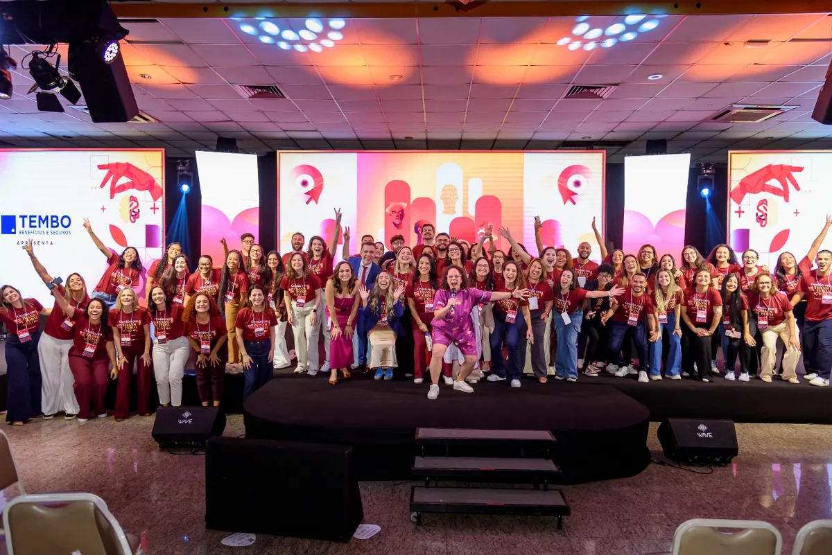 Grupo de líderes reunidos com Maryana com Y em um evento