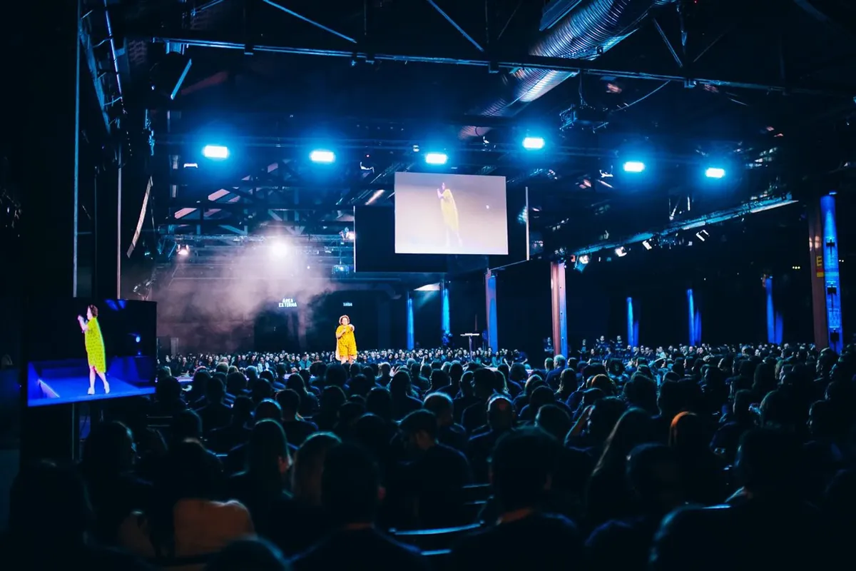 Maryana com Y no palco de um auditório cheio