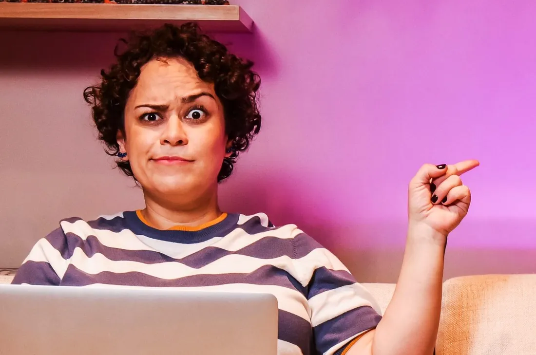 Maryana com Y apontando, chamando para contato