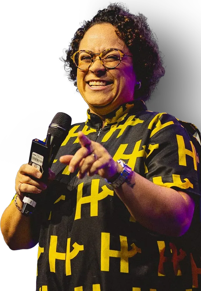 Maryana com Y sorrindo no palco, de microfone na mão